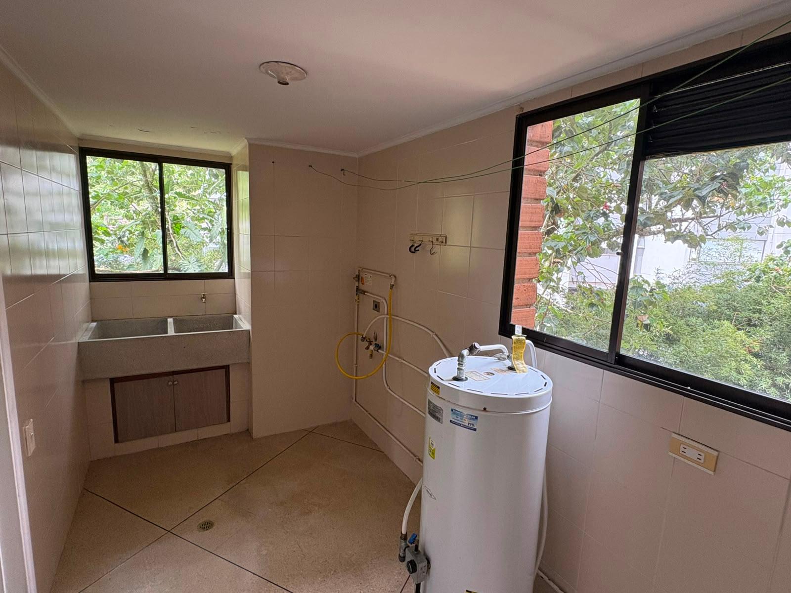 Apartamento de 3 habitaciones en Poblado - 28